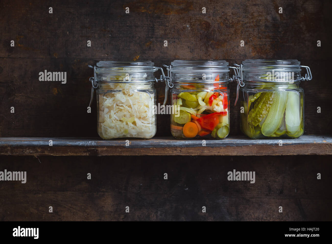 Eingelegtes Gemüse in Gläsern nebeneinander Stockfoto