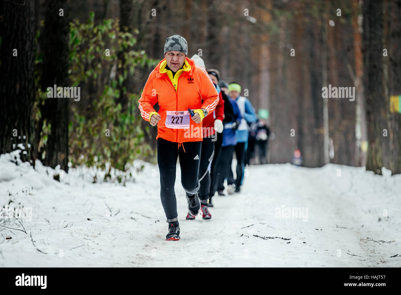 große Gruppe von Läufern Athleten laufen im Schneewald während der Winter-marathon Stockfoto