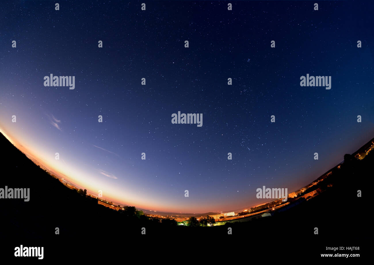 Panorama der Stadt in der Nacht und der Sternenhimmel Stockfoto