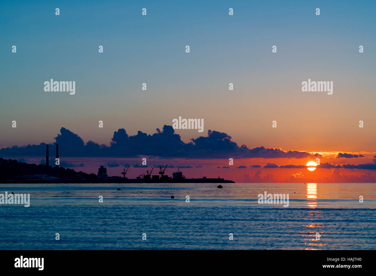 Hafen am Meer bei Sonnenuntergang Stockfoto
