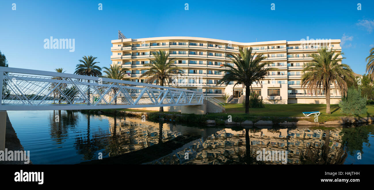 Hotels spiegelt sich in den Esperanza-See im Hafen d'Alcudia. Schöne Reflexion des Himmels und der Wolken. Alcudia, Mallorca, Spanien. Stockfoto