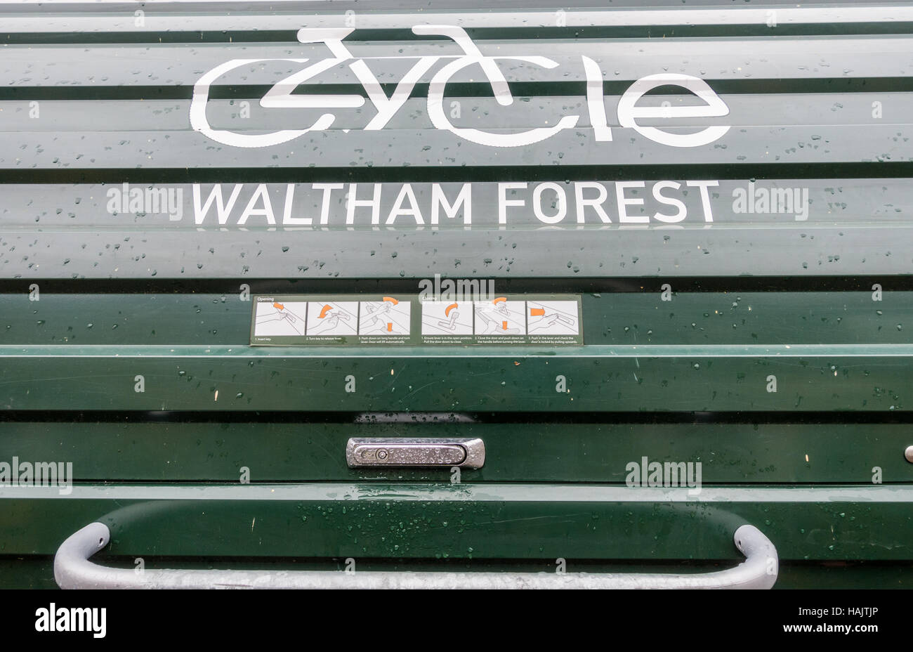 Ein Fahrrad-Hangar auf Straße sichere Lagerung Vermietung Schema für Fahrräder in Waltham Forest, London Stockfoto