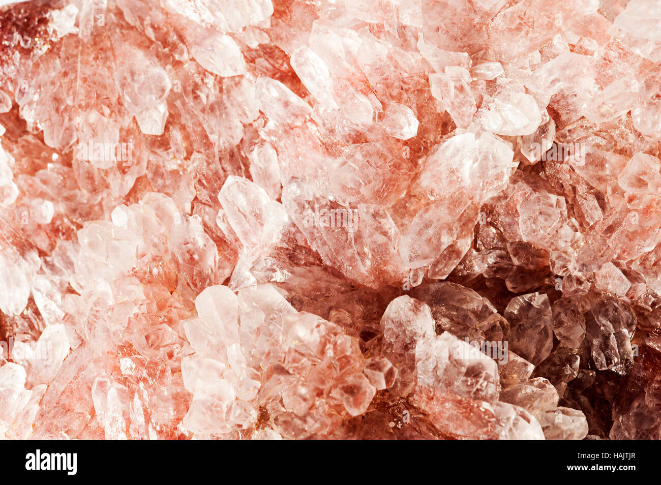 Roten Amethyst Mineralstruktur Fels hautnah. Stockfoto