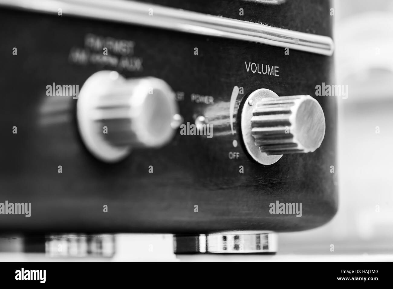 Alte analoge Radio-Empfänger mit Noppen. Stockfoto