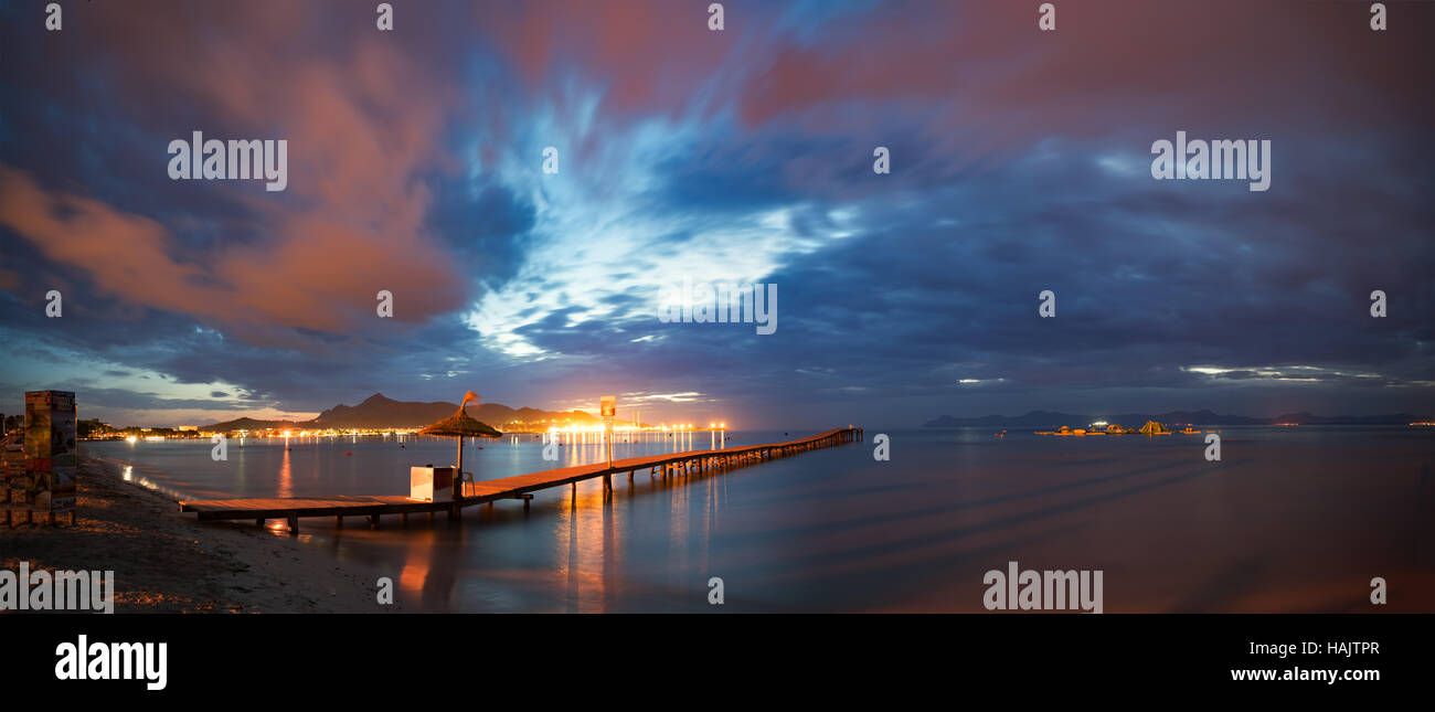 Holzsteg im Meer bei Sonnenuntergang Bucht Stockfoto