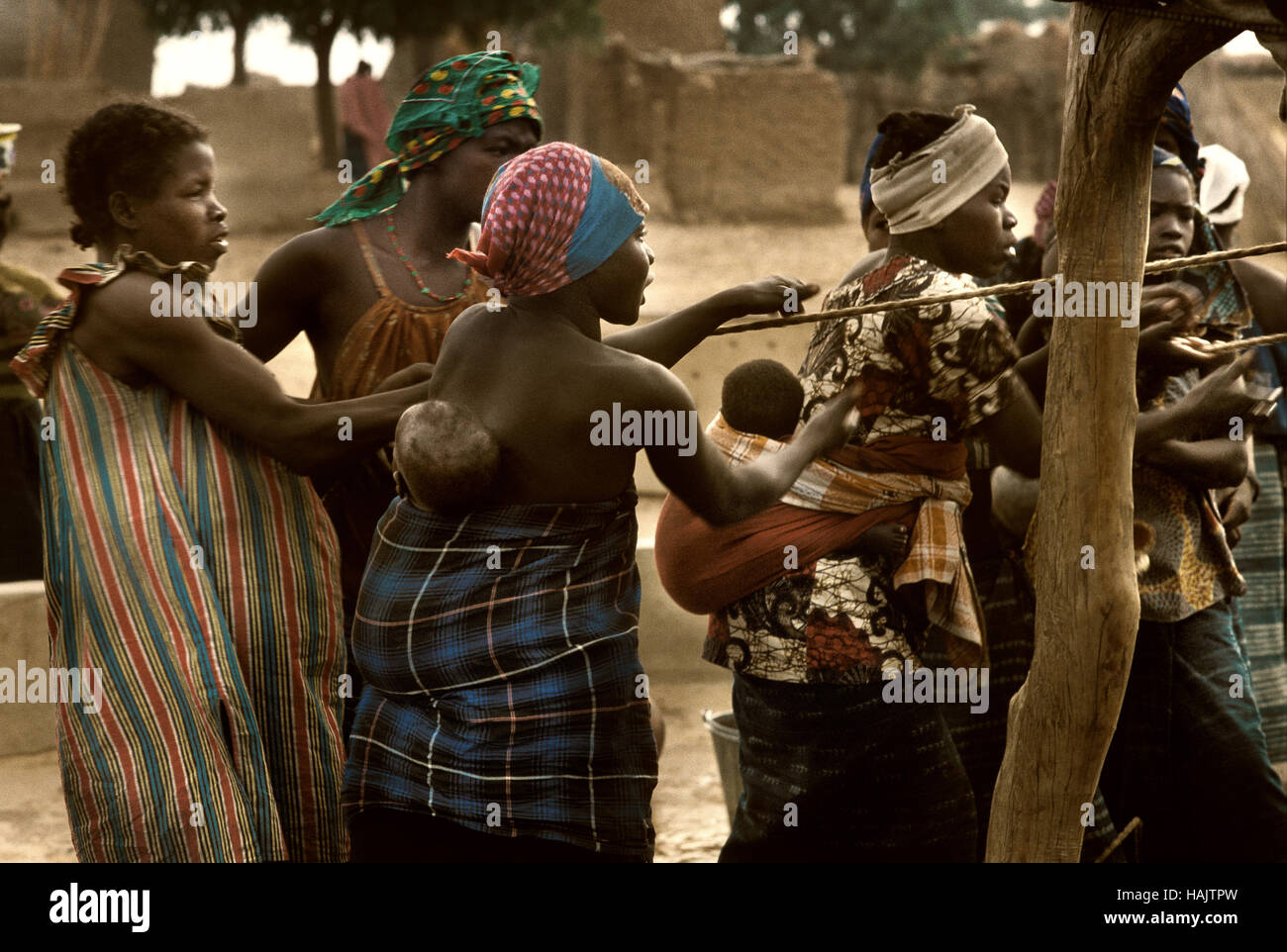 Mali, Westafrika - 25. Januar 1992: Dogon Dorf und typischen Schlamm Gebäude mit Ställen für Getreide und Peul Fulani popolations Stockfoto