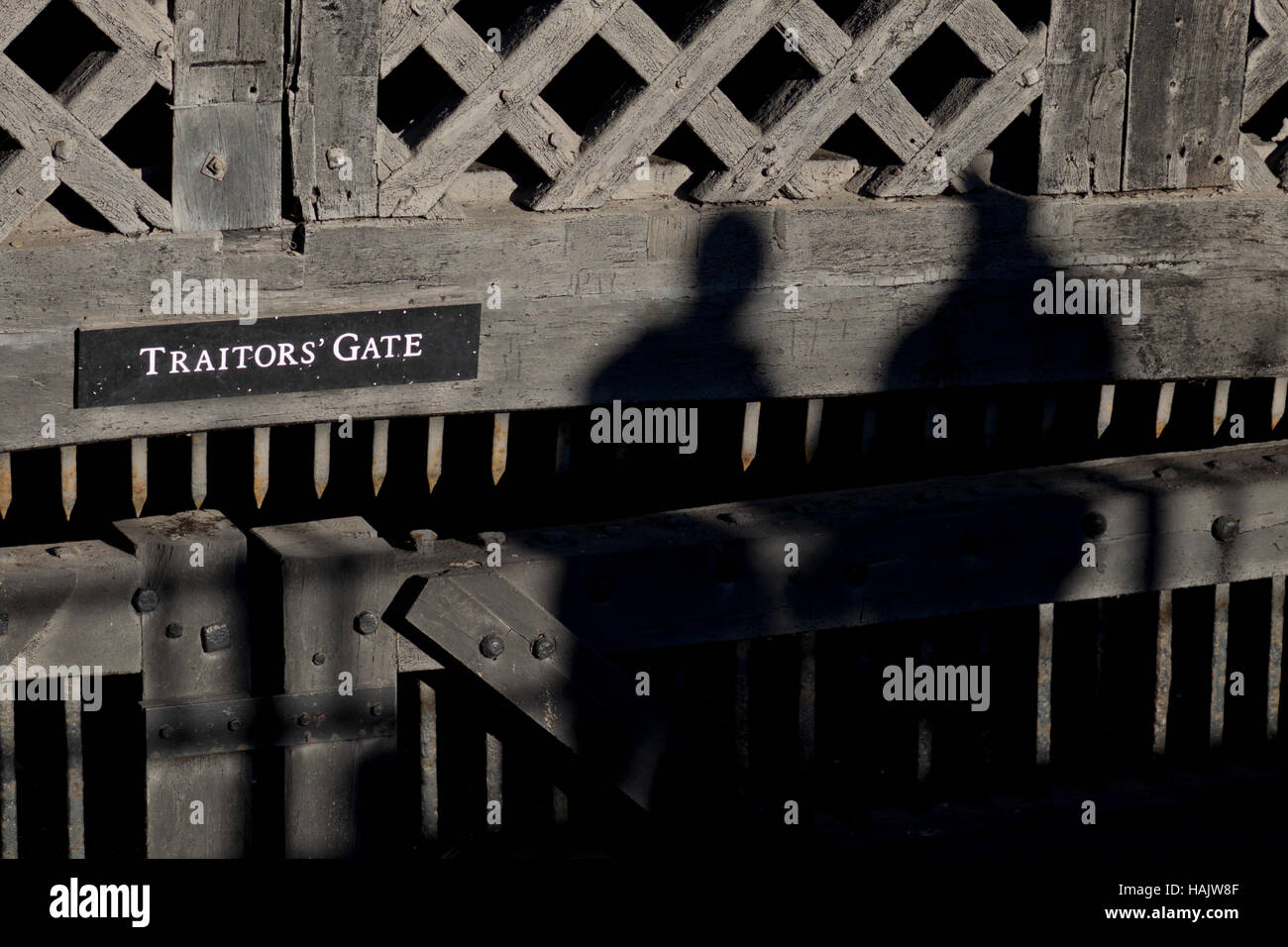 Schatten der Touristen durch des Verräters Tor am Tower of London, England, UK Stockfoto