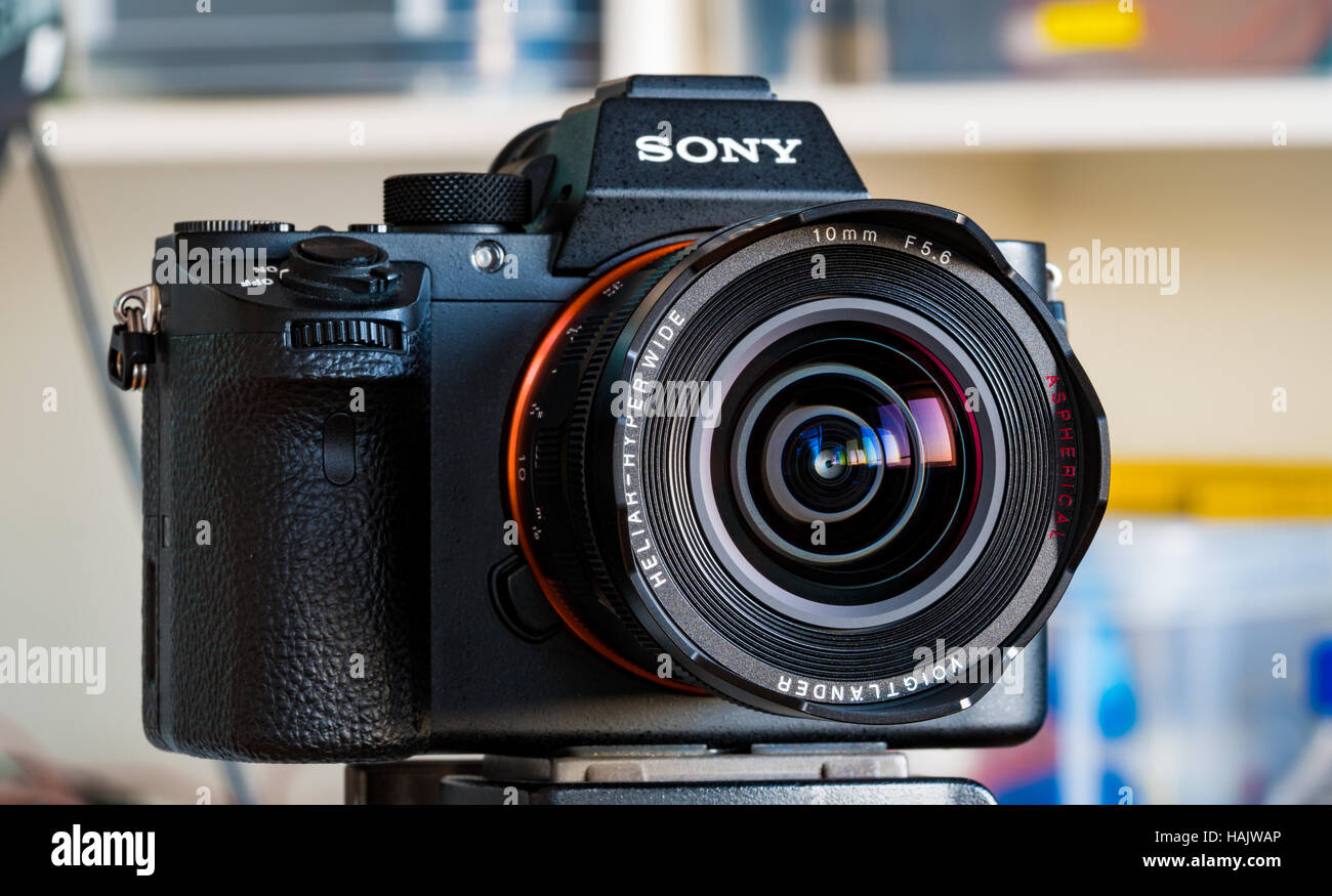 BERLIN, Deutschland - 6. Juni 2016: Sony a7R II Alpha spiegellose schnelle Fokussierung und 4 K-shooting Digitalkamera mit Objektiv Voigtländer 5,6/10 Stockfoto