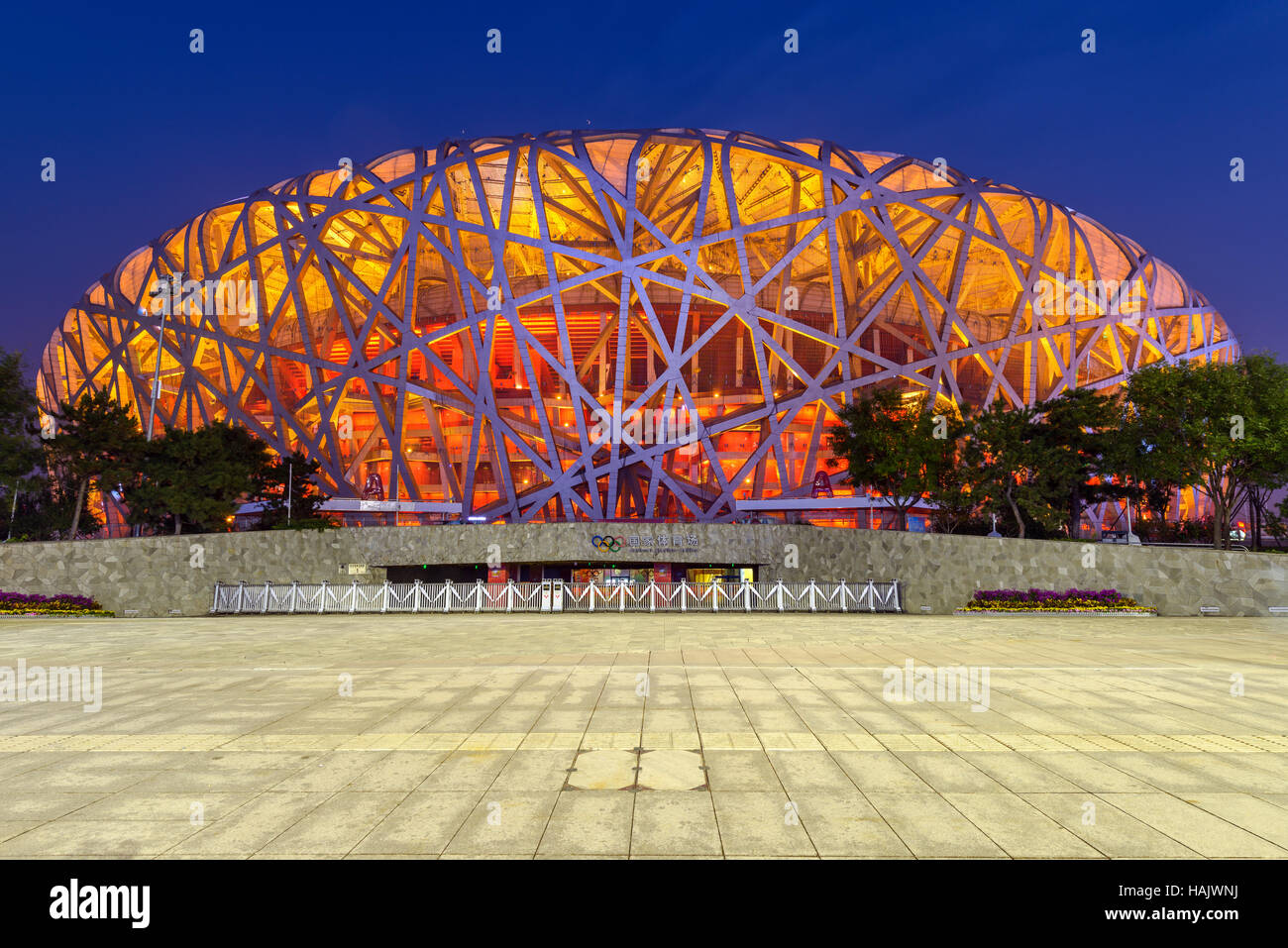 Nationalstadion Peking - eine vordere Weitwinkel Nachtansicht von Beijing National Stadium, auch bekannt als Vogelnest, im Olympiapark Stockfoto