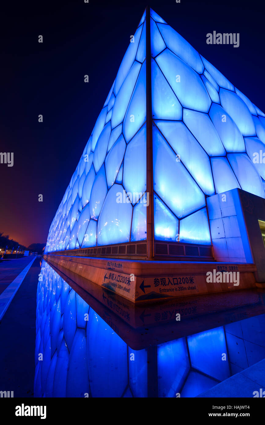 Wasser-Würfel - eine vertikale Weitwinkel Nachtansicht von Beijing National Aquatics Center, auch bekannt als Water Cube im Olympiapark. Stockfoto