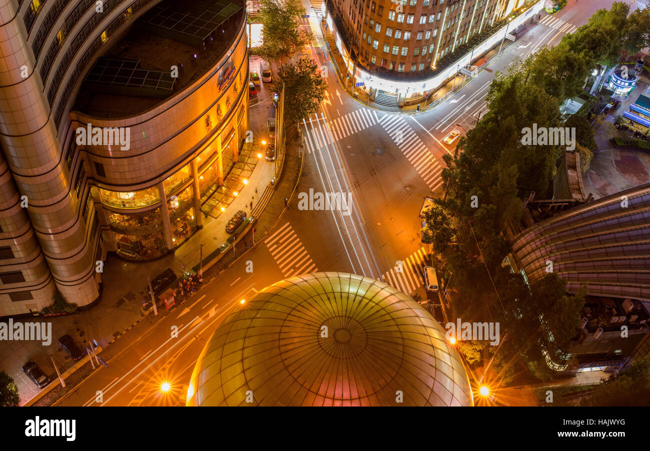 Night City Straße Übersicht - einen Überblick über Nacht eine belebte kommerzielle Straße Kreuzung in der Nähe von NanJing Road in der Innenstadt von Shanghai. Stockfoto