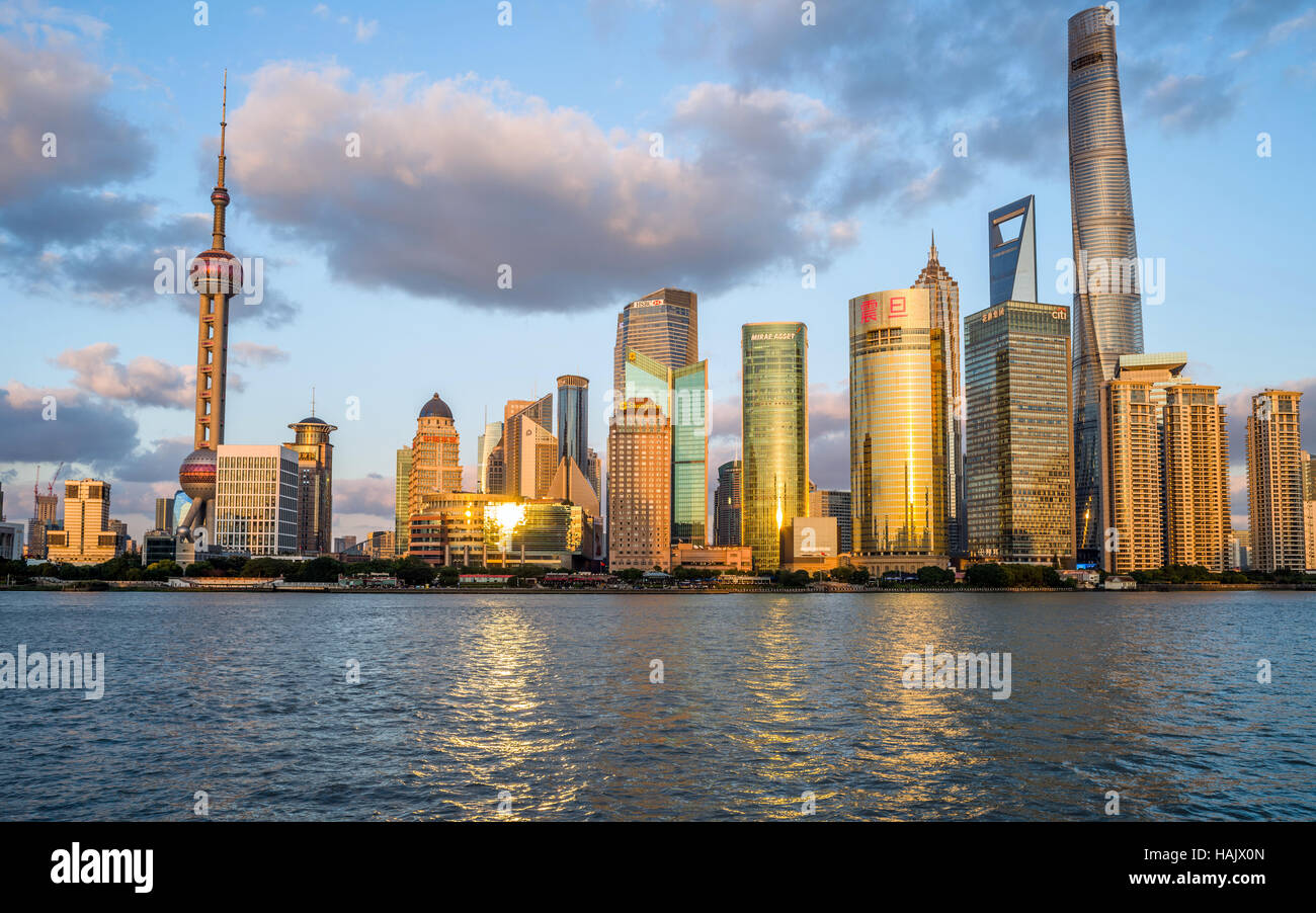 Sonnenuntergang HuangPu River - ein Blick auf den Sonnenuntergang der Wolkenkratzer von Lujiazui Pudong New Area am Ostufer des Huangpu River, Shanghai, China. Stockfoto