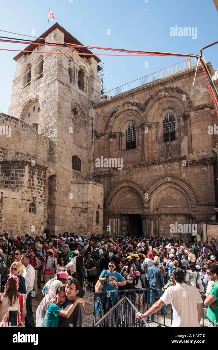 JERUSALEM - 18. April 2014: Eine Schar von Pilgern füllt den Vorgarten der Kirche des Heiligen Grabes, am Karfreitag in der Altstadt von Jerusalem Stockfoto