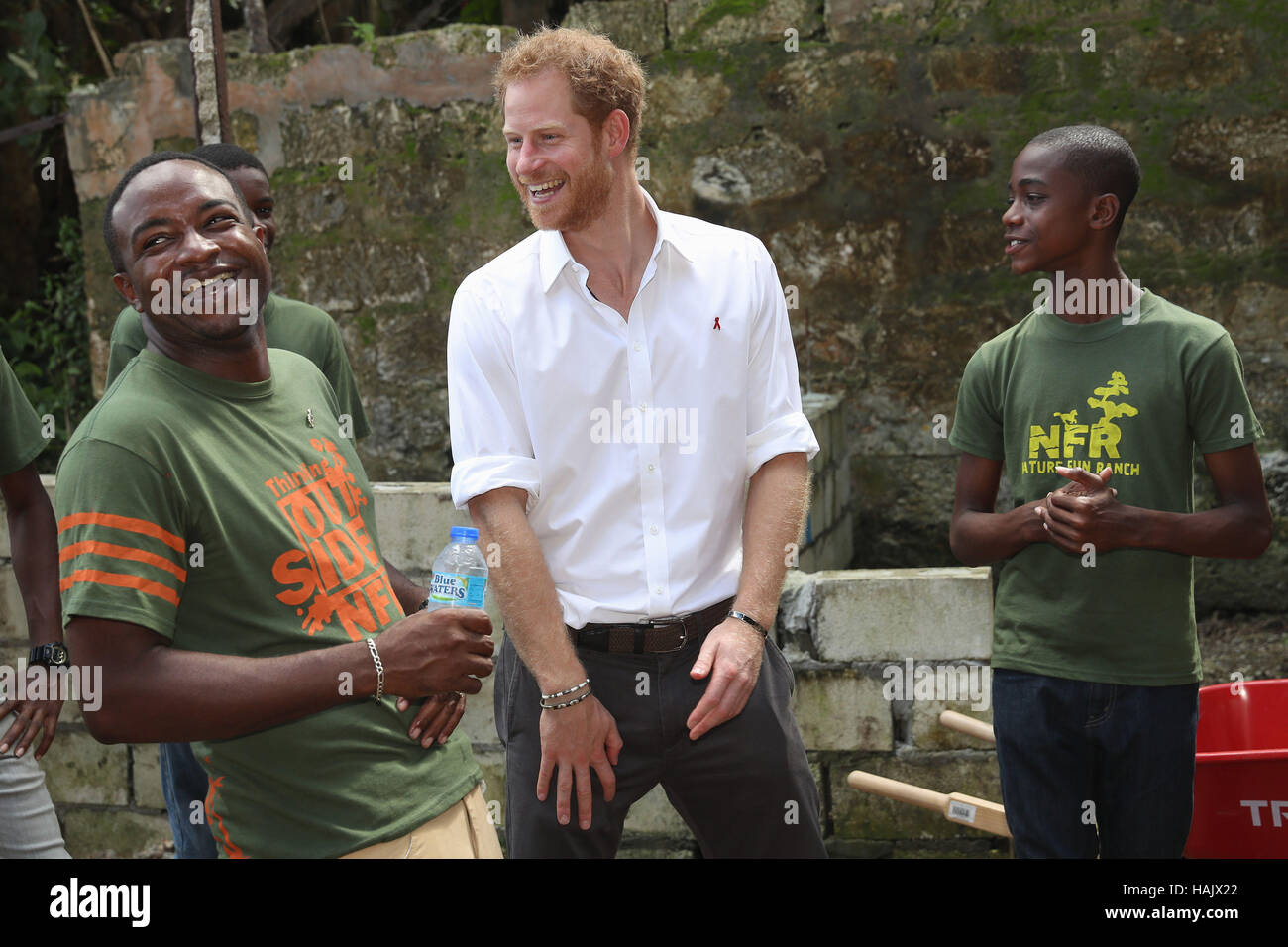 Prinz Harry bei einem Besuch in "Natur Spaß Ranch", die junge Menschen, frei miteinander zu wichtigen Themen zu sprechen erlaubt, einschließlich HIV/AIDS, mit einer positiven Fokus, ihr Leben in die richtige Richtung, während seiner Tour der Karibik zu führen. Stockfoto