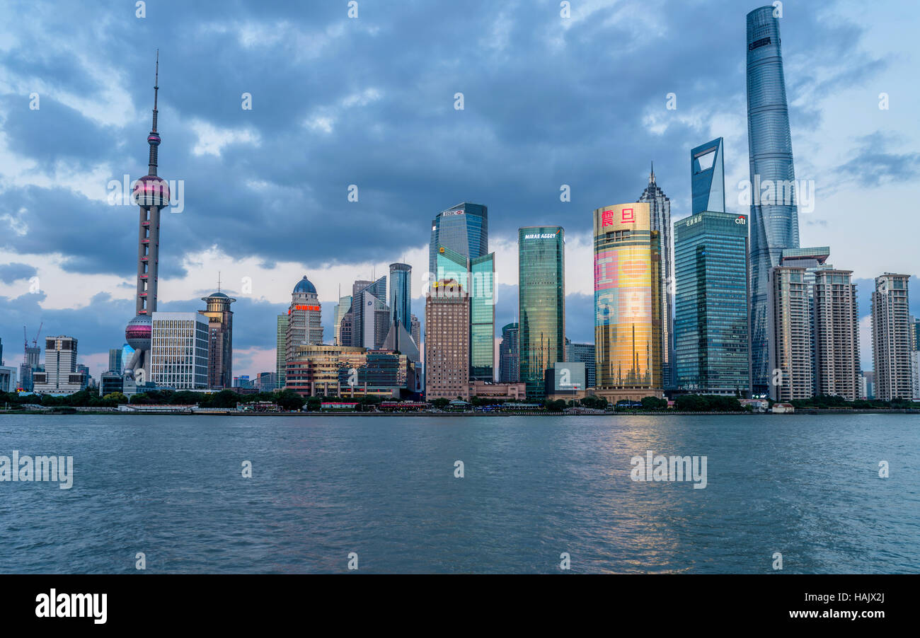 Abenddämmerung am Huangpu-Fluss - Abend Blick auf die Wolkenkratzer von Lujiazui Pudong New Area am Ostufer des Huangpu River, Shanghai. Stockfoto