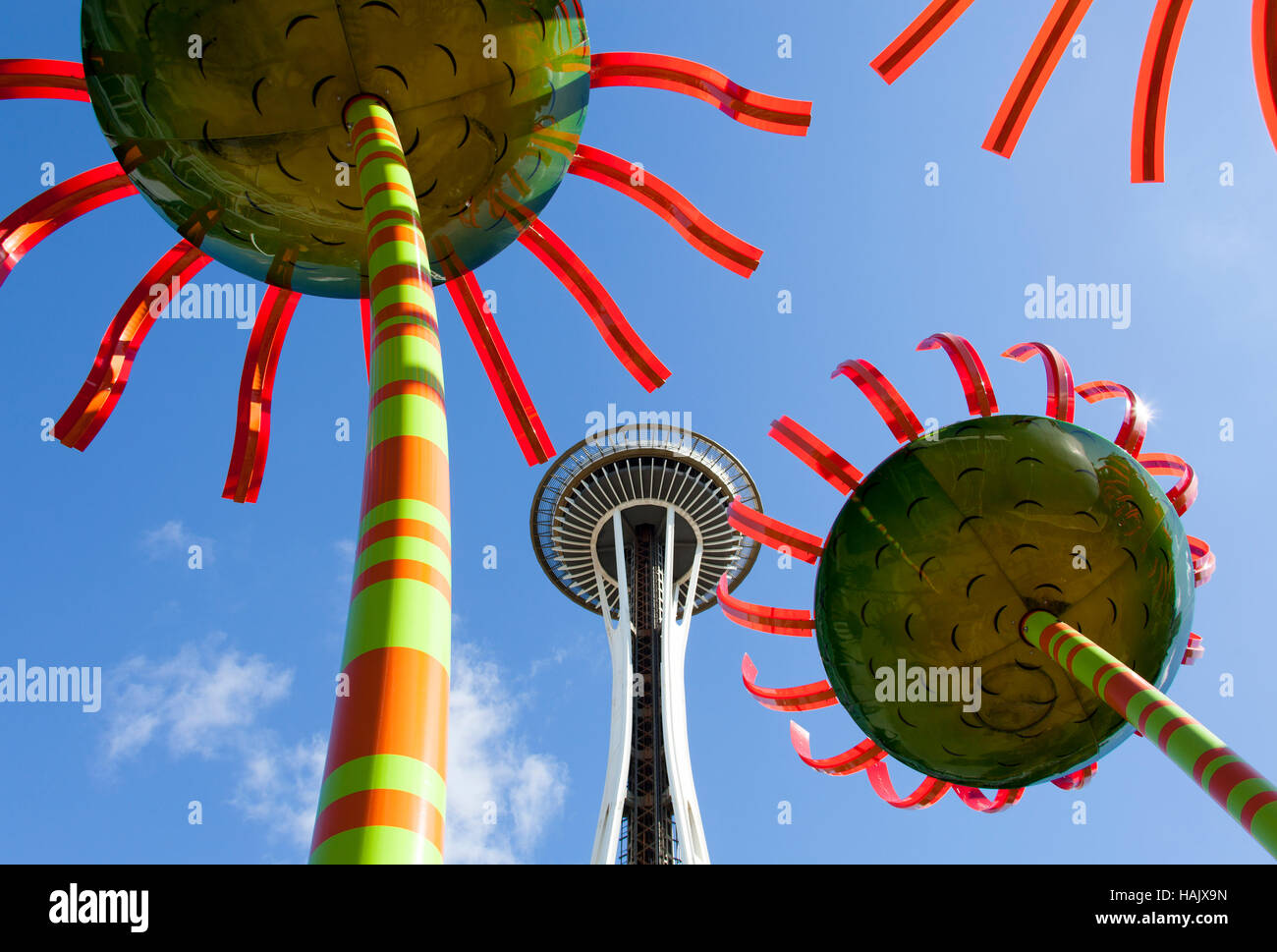 Die Ansicht eines Turmes durch künstliche Blumen in Seattle (Washington). Stockfoto