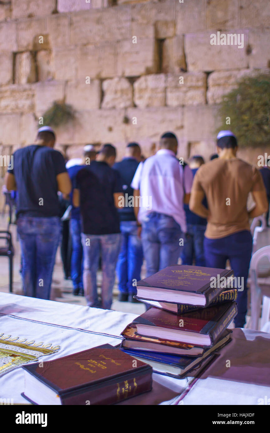 JERUSALEM, ISRAEL - 21. September 2015: Jüdische Männer beten Selichot (jüdische Bußliturgie betet) in der westlichen Wand, in der Altstadt von Jerusalem, Israel Stockfoto