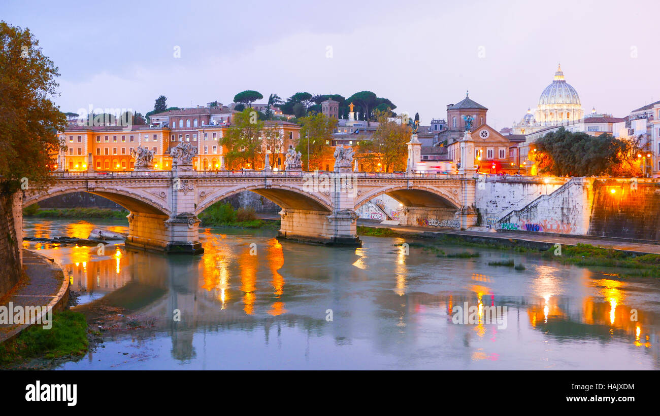 Fluss Durch Rom Kreuzworträtsel 5 Buchstaben Typische Sicht über den Fluss Tiber und Vatikan in Rom Stockfotografie