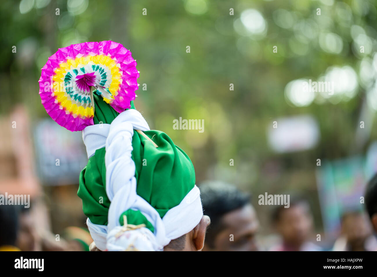 Ein Mann bunte Kopfbedeckungen von einem Festival in Kerala, Indien Stockfoto