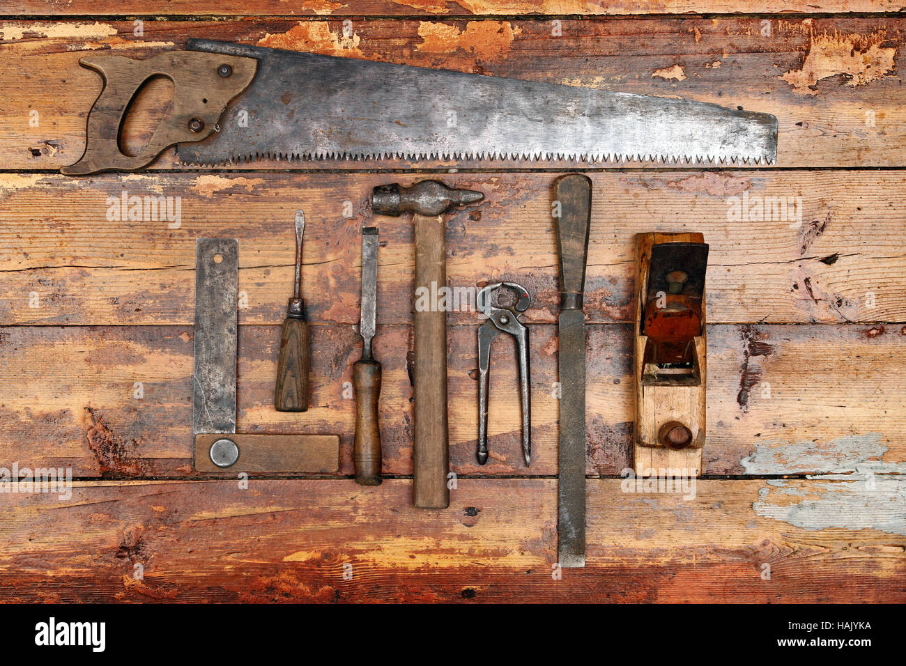 alte Vintage Handwerkzeuge auf hölzernen Hintergrund Stockfoto