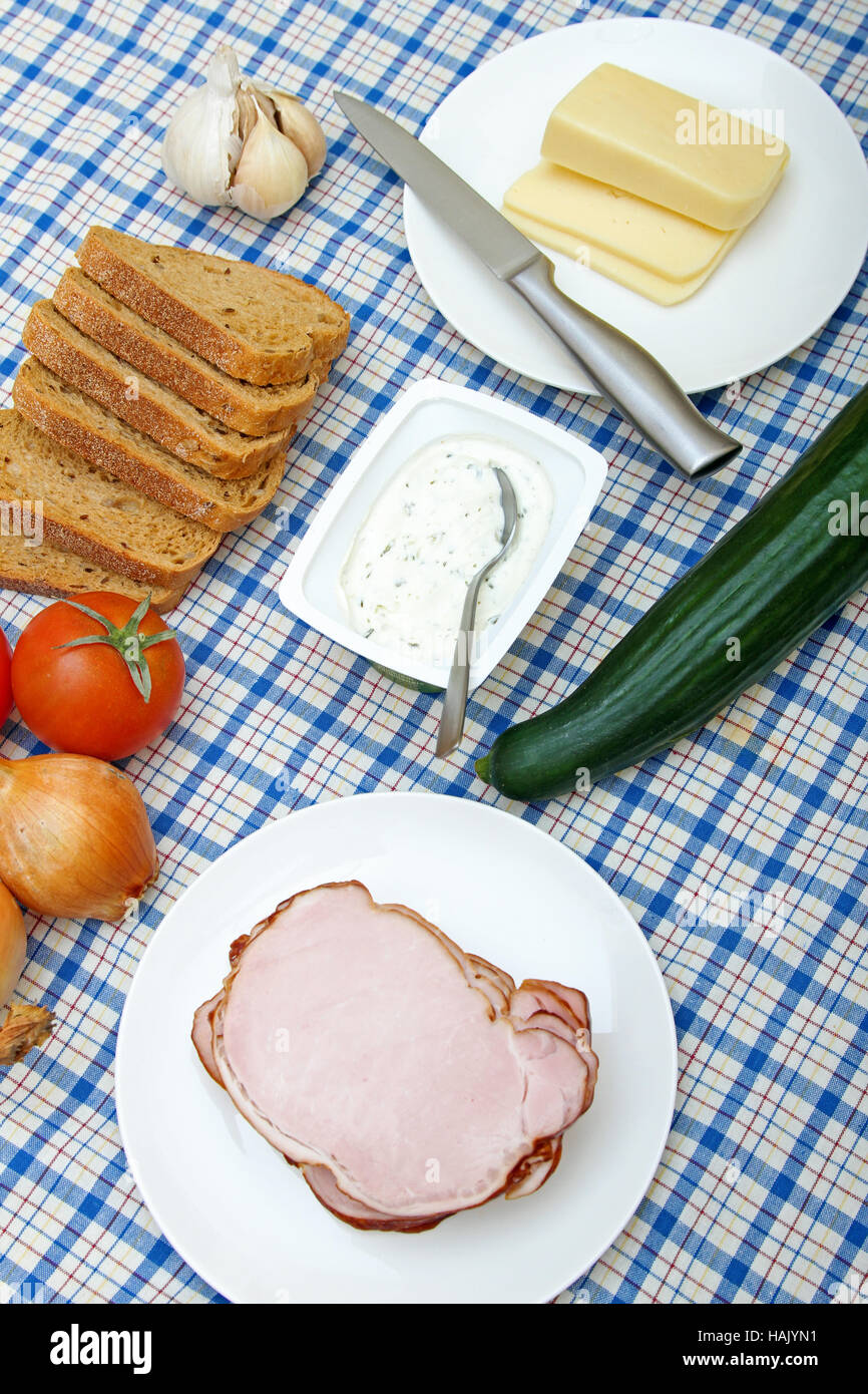 Tisch mit frischem Gemüse, Fleisch, Käse und Brot Stockfoto