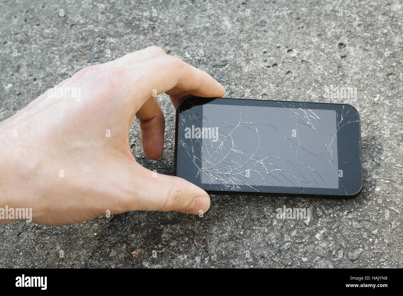Hand nehmen Sie das Mobiltelefon mit gebrochenen display Stockfoto