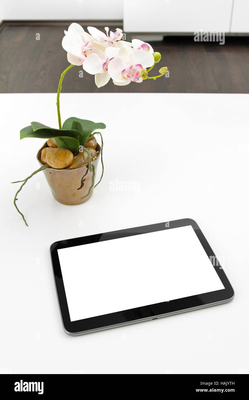 leere Tablet auf weißen Tisch im Büro Stockfoto