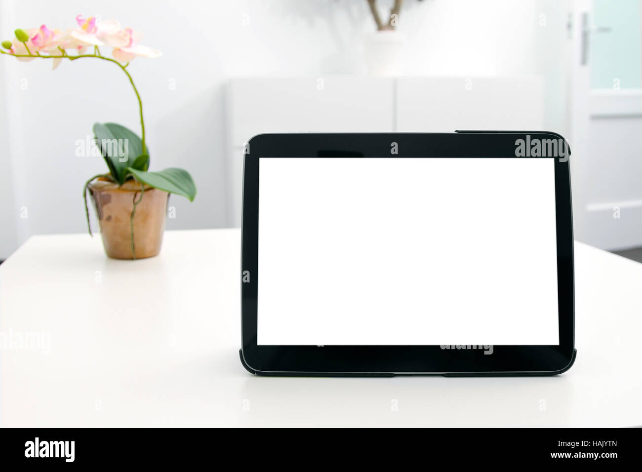 leere digital-Tablette auf dem Tisch im Zimmer Stockfoto