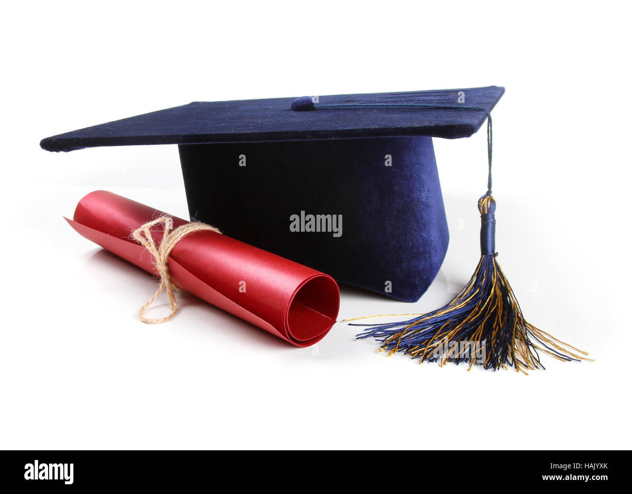 Graduation Hut und Diplom isoliert auf weiss Stockfoto
