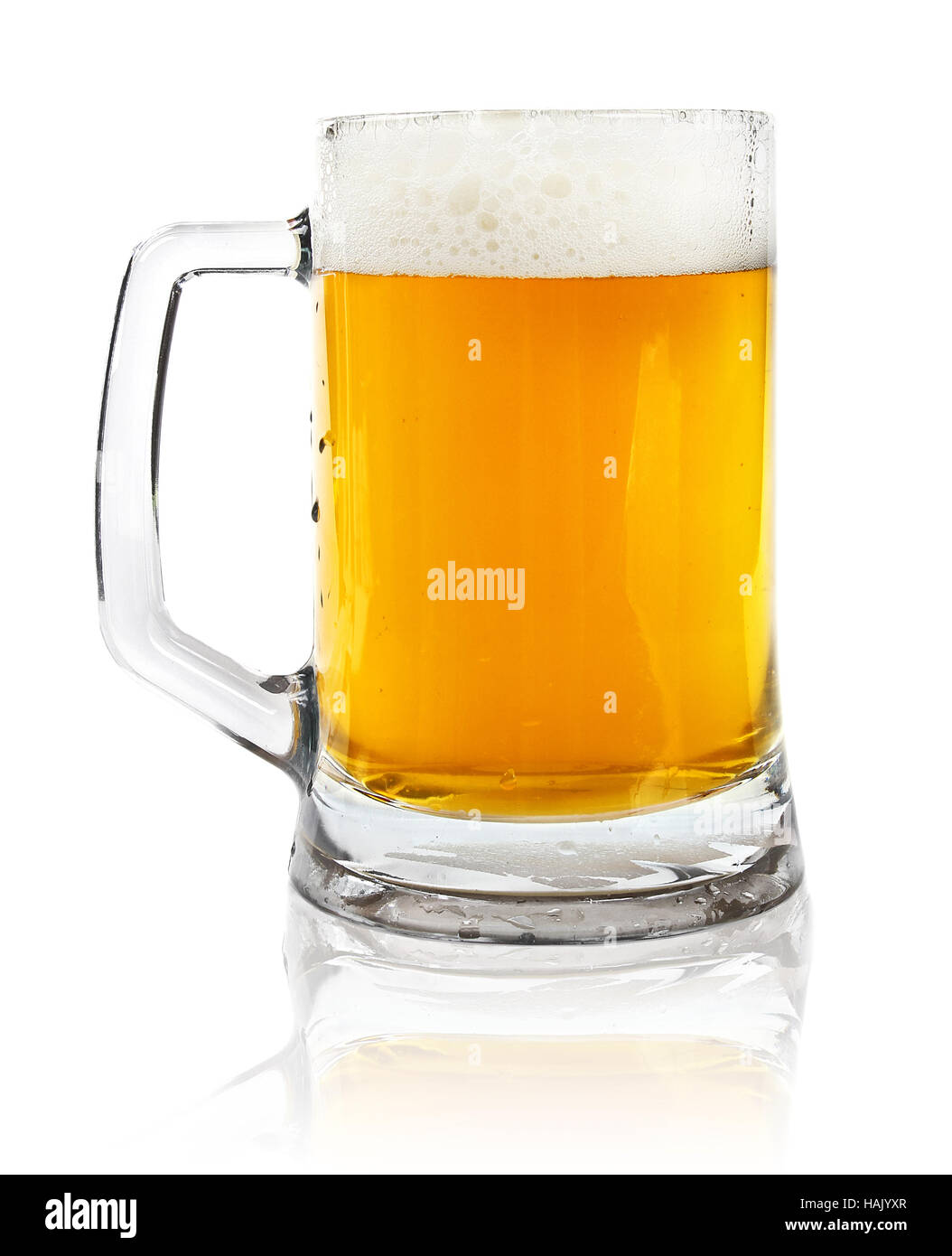 Glaskrug mit Bier isoliert auf weiss Stockfoto
