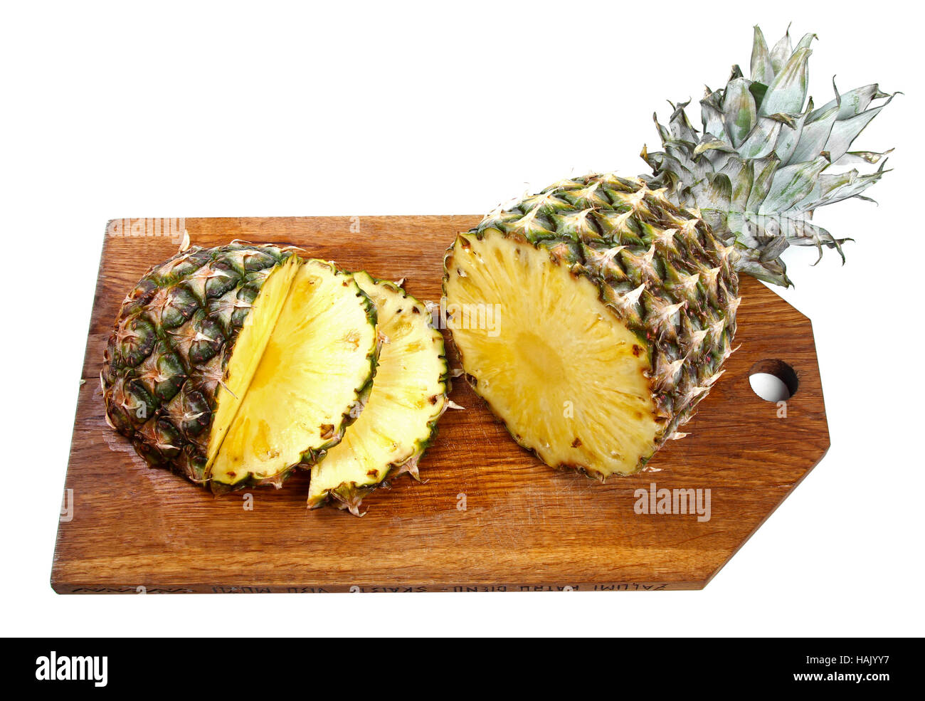 in Scheiben geschnittene Ananas auf Holzbrett isoliert auf weiss Stockfoto