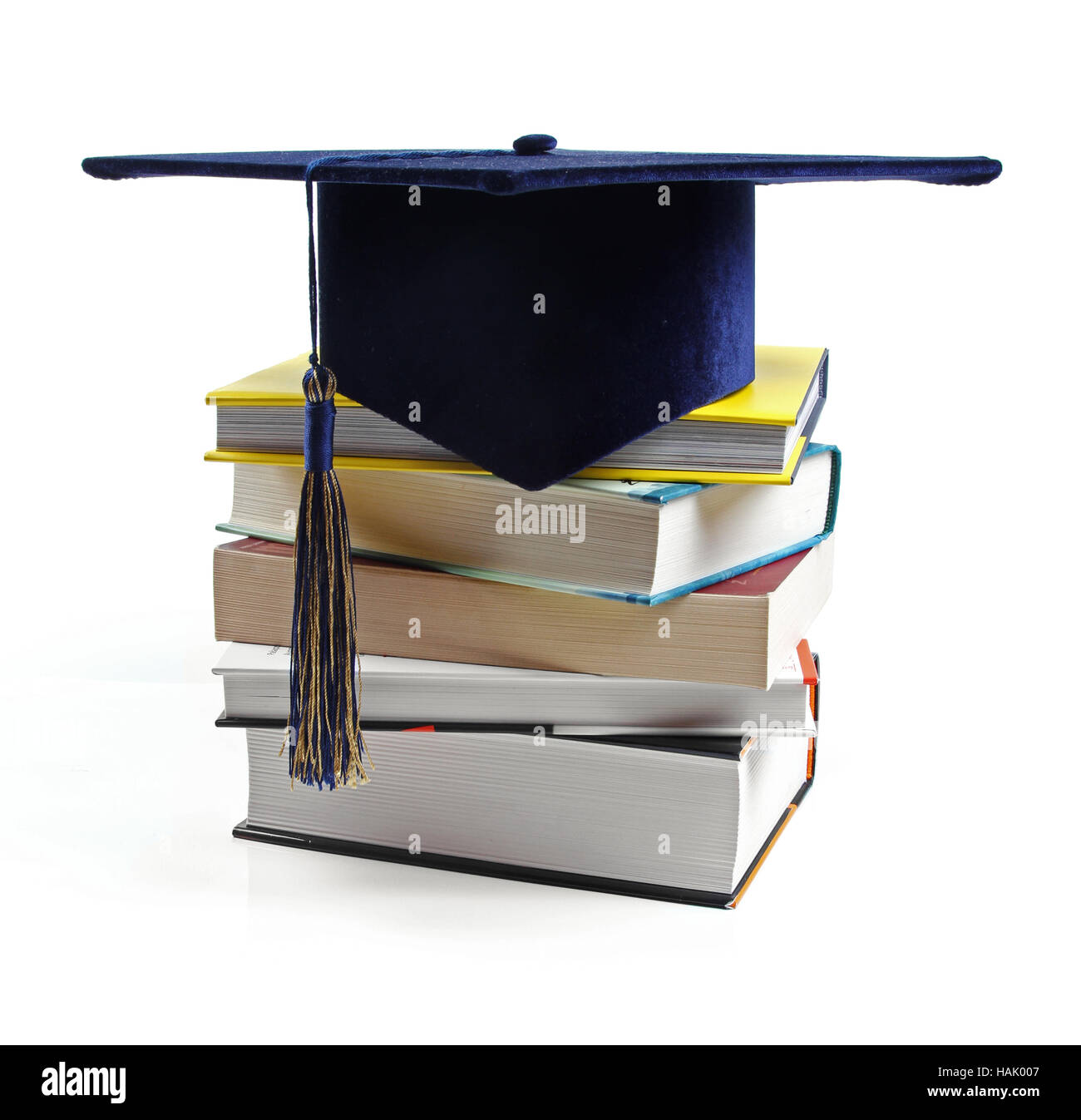 Graduation Hut und Stapel Bücher isoliert auf weiss Stockfoto