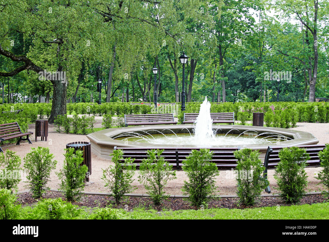 grüne Stadtpark mit Brunnen Stockfoto