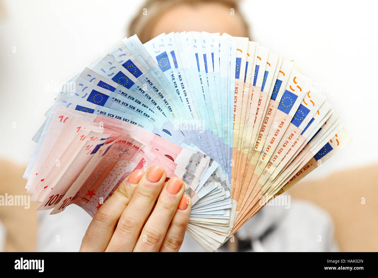 Frau hält Geld Banknoten vor Stockfoto