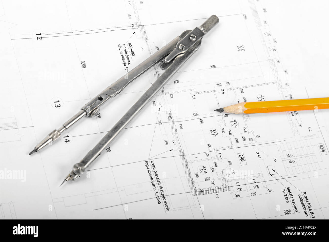 Teiler und Bleistift auf Architekturpläne Stockfoto