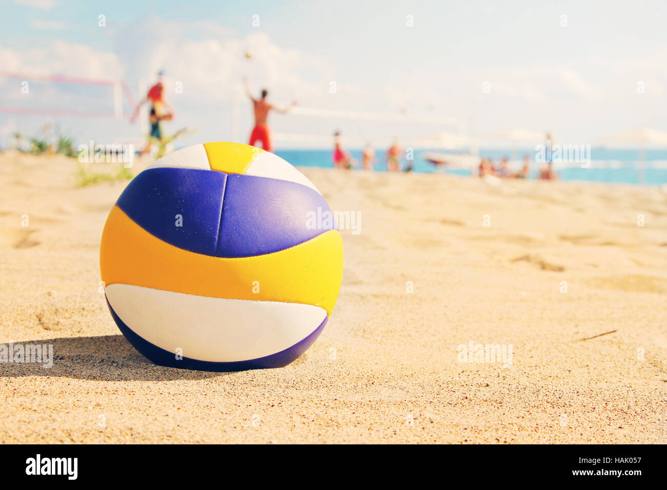 Beach-Volleyball-Ball im Sand Stockfoto