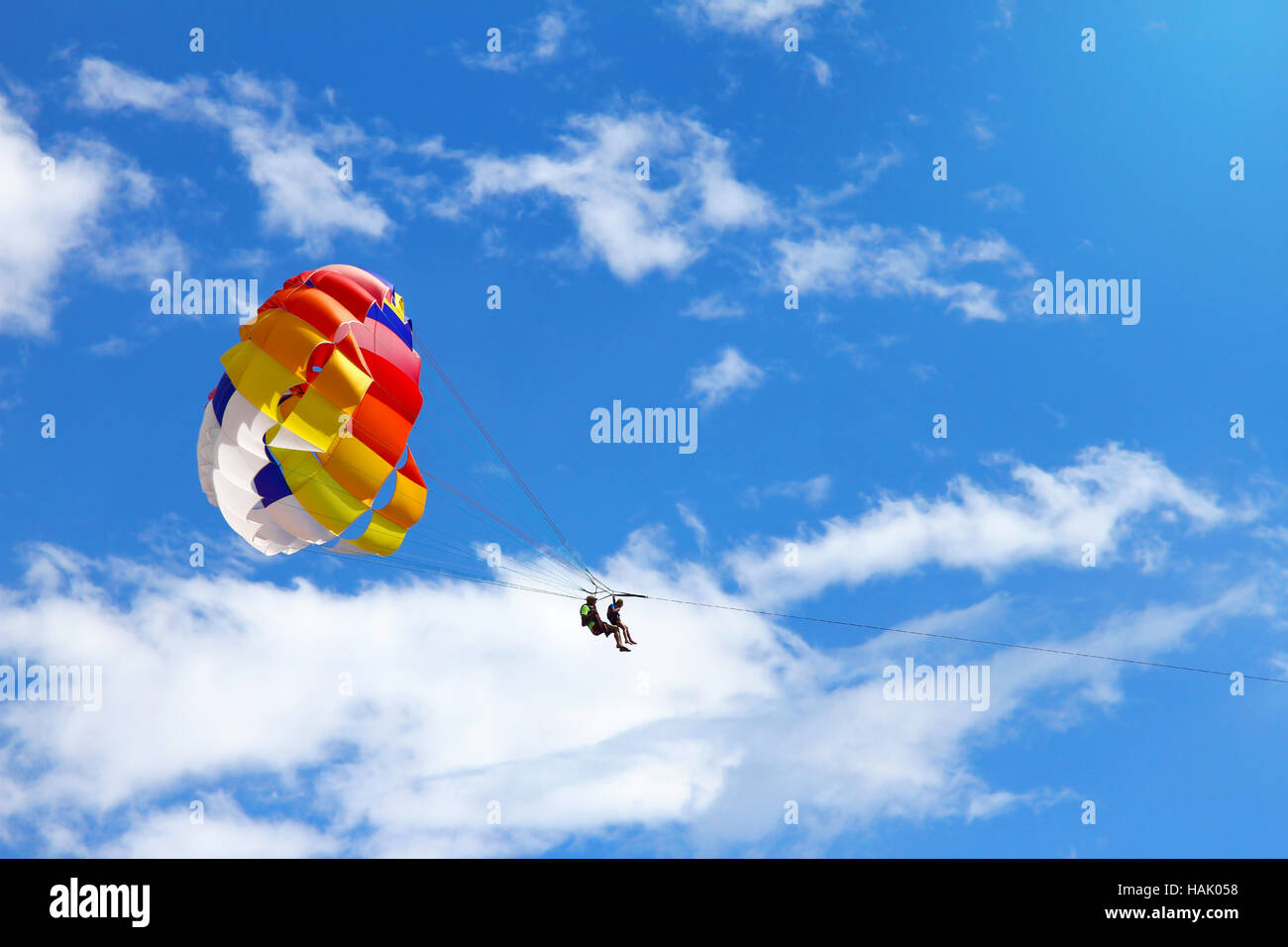 Parasailing - abgeschleppt Fallschirm gegen blauen Himmel Stockfoto
