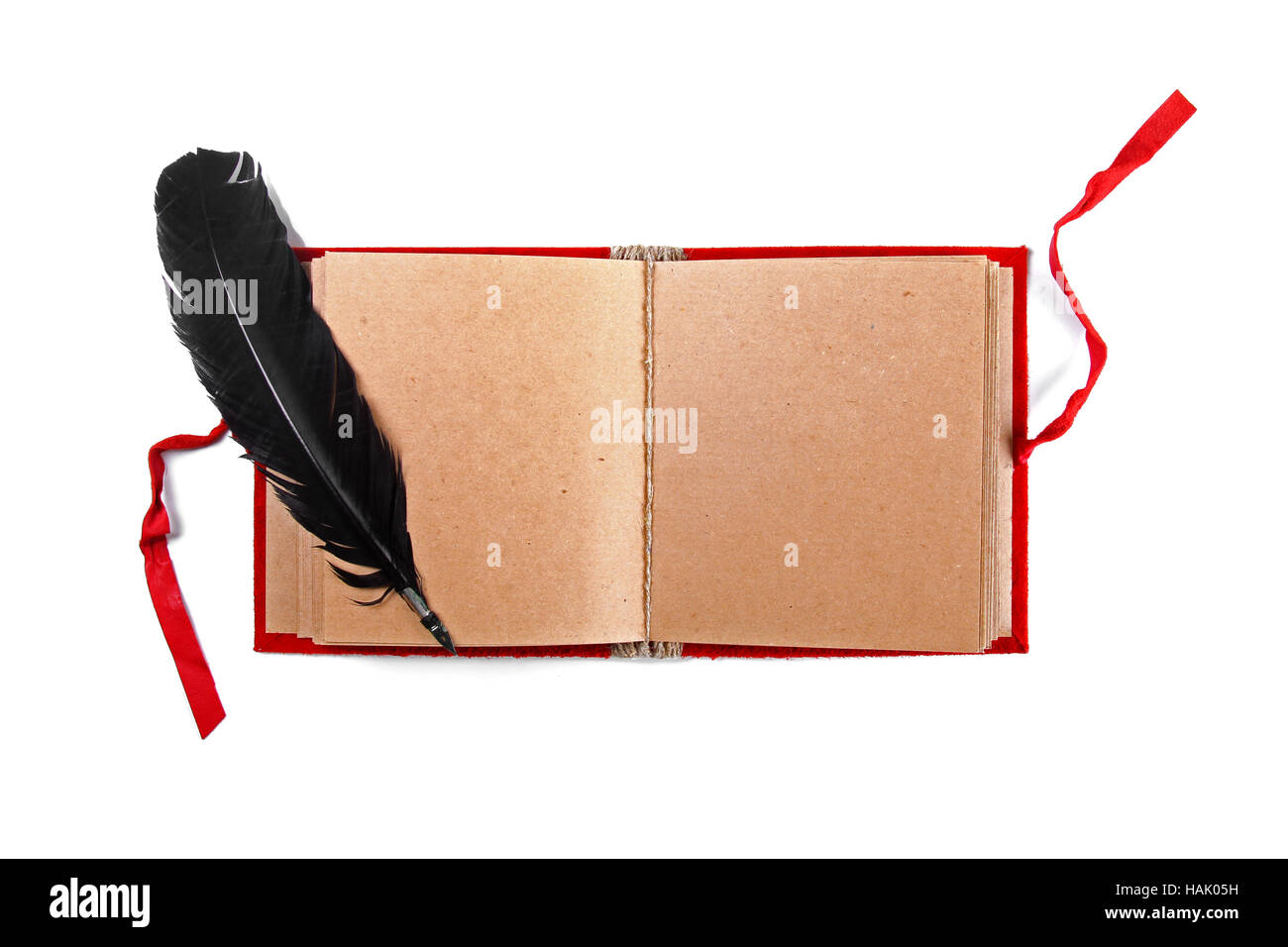 Quill auf alten leeres Buch isoliert auf weiss Stockfoto Quill auf alten leeres Buch isoliert auf weiss Stockfoto