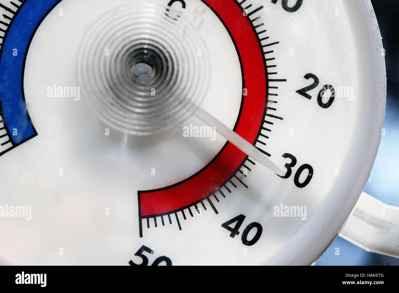 heißes Wetter - Nahaufnahme von Außenthermometer Stockfoto