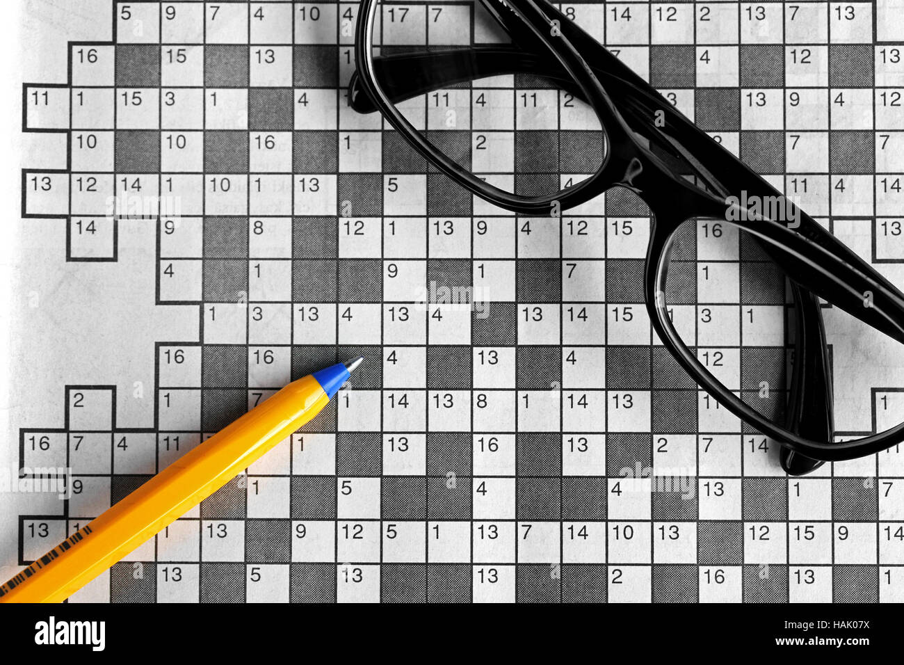Draufsicht der leere Kreuzworträtsel mit schwarzer Brille und einen Stift Stockfoto