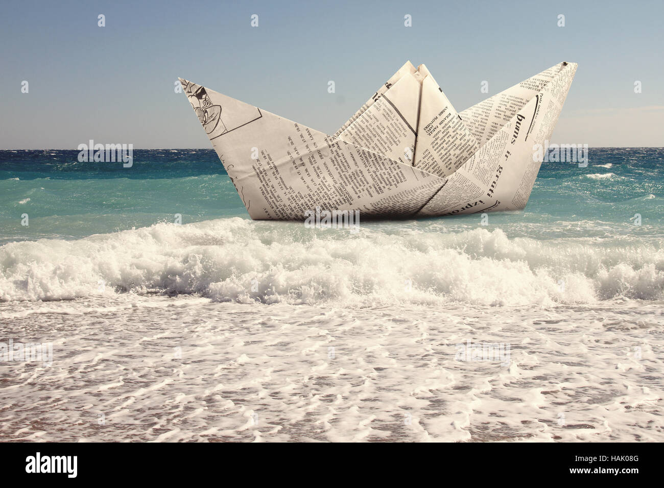 Papierschiff im Meer schwimmende Stockfoto