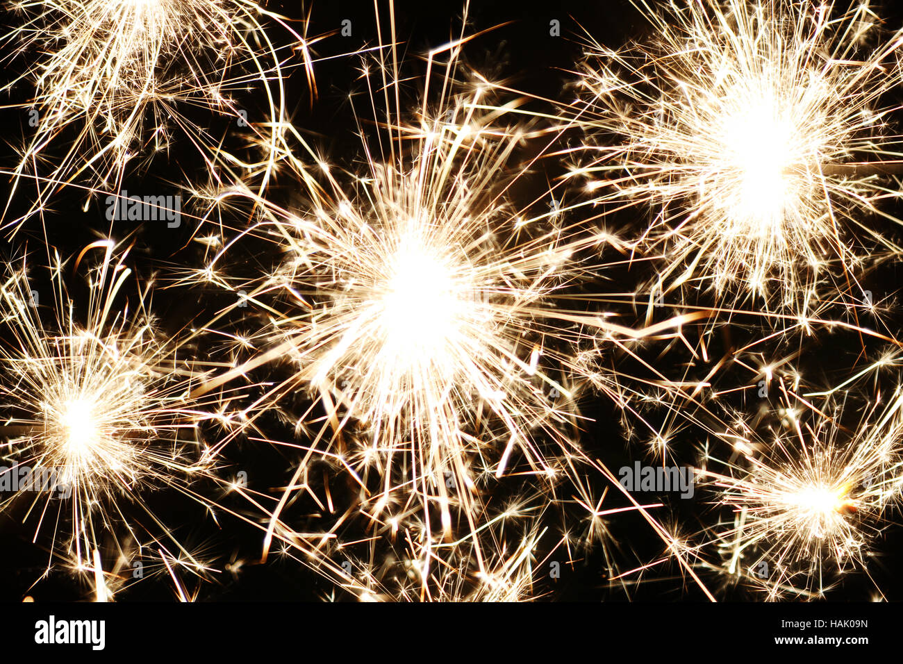 Weihnachten und Neujahr feiern Wunderkerzen auf schwarzem Hintergrund