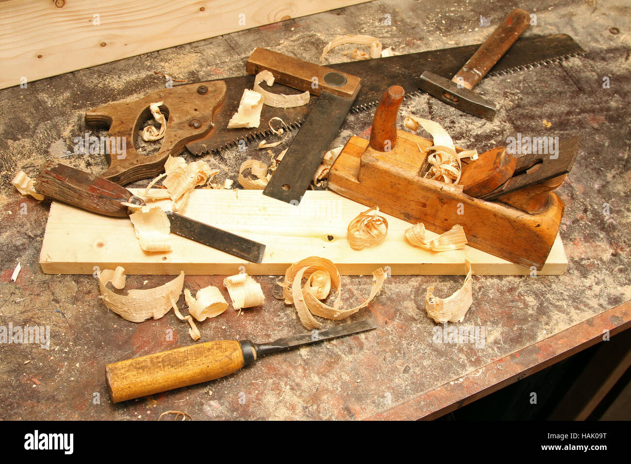 Workshop mit alten Arbeitsgeräten auf dem Tisch Stockfoto