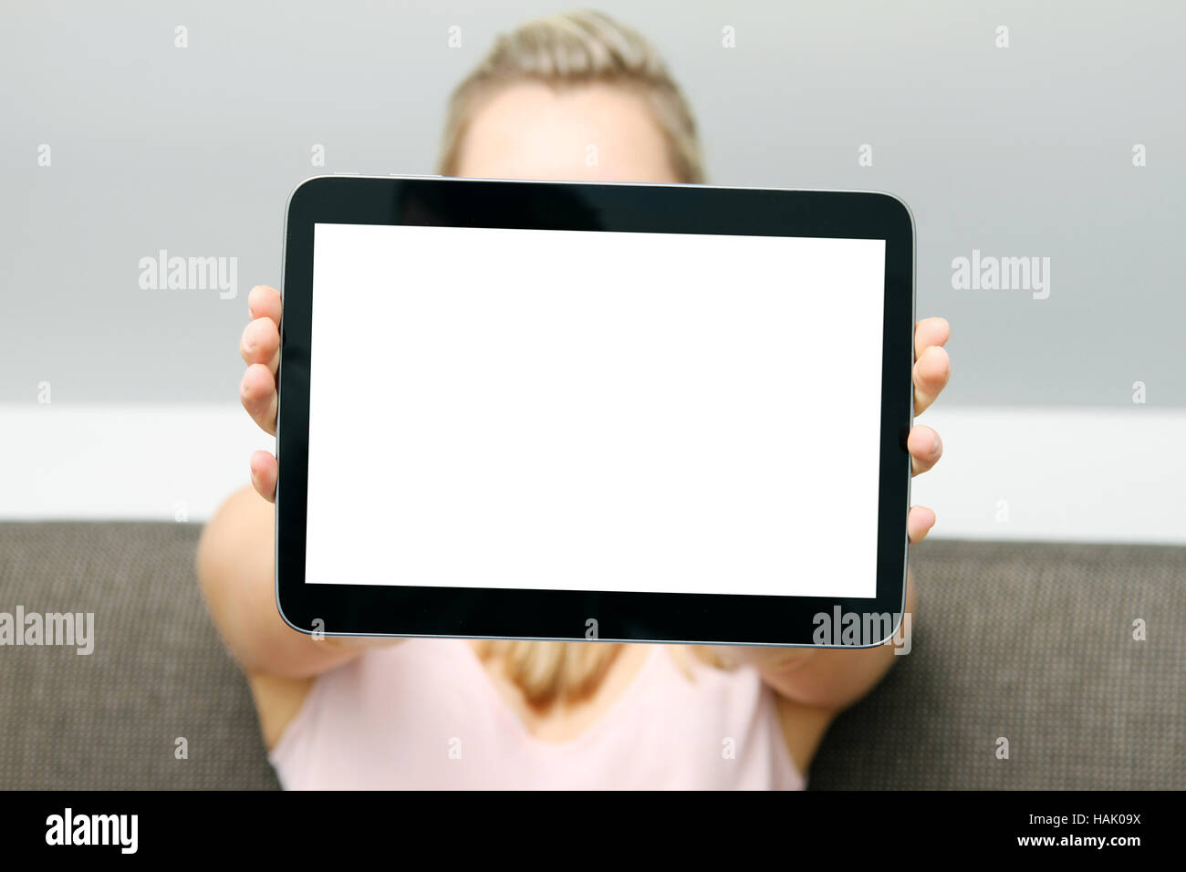 Frau zeigt leere digital-Tablette Stockfoto