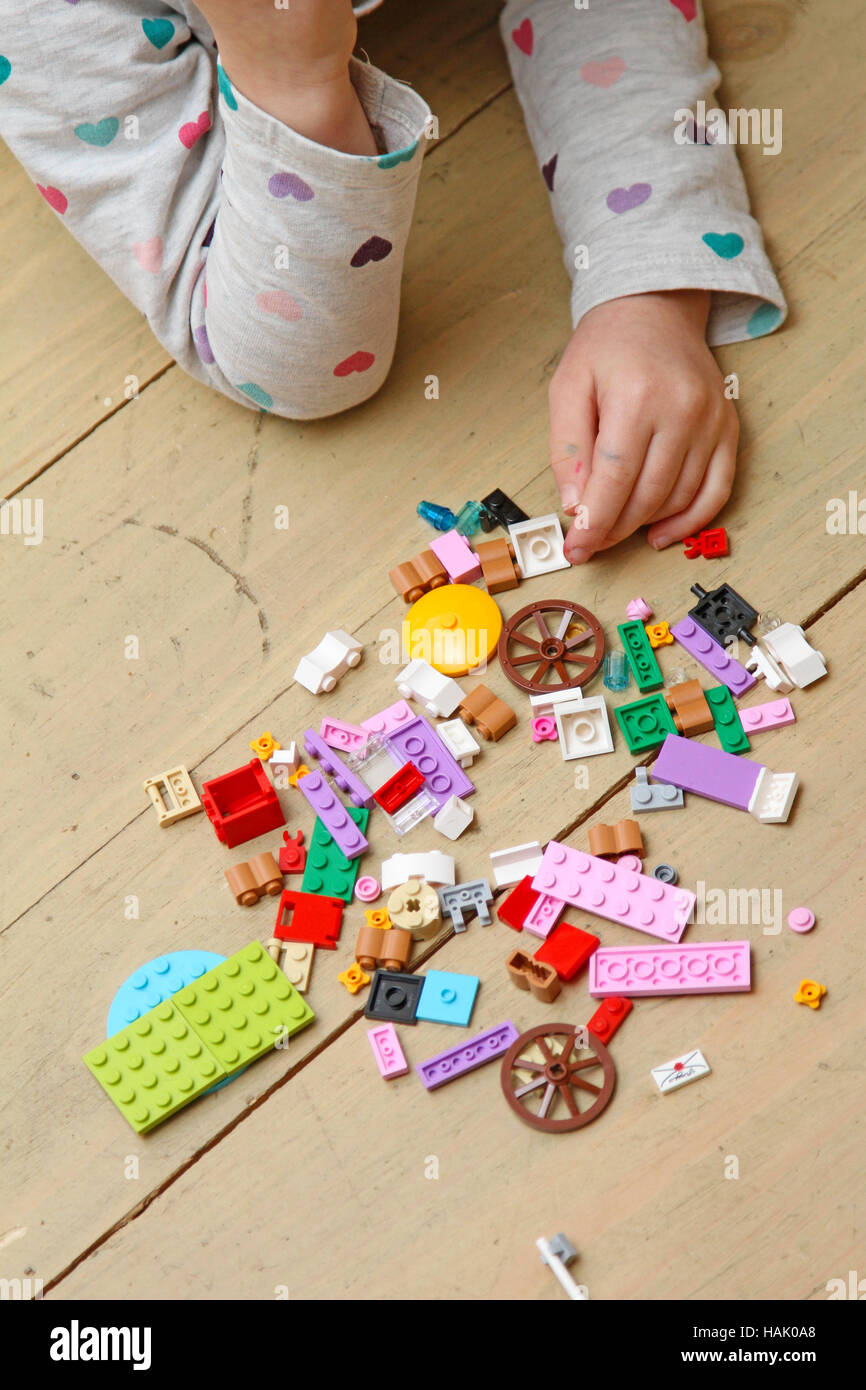 Kind spielt mit Bau Blöcke am Boden Stockfoto