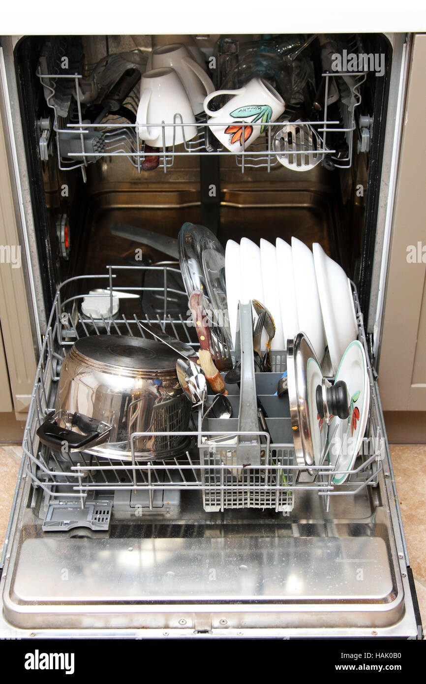geöffneten Geschirrspüler mit schmutzigem Geschirr Stockfoto