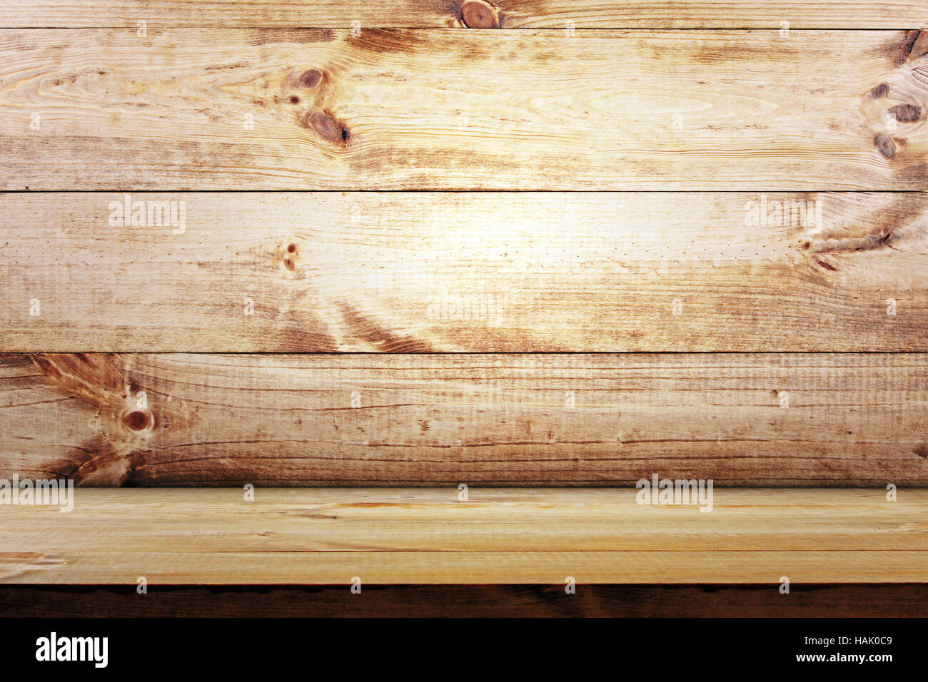 leeren Regal auf Holzwand Hintergrund. Holzstruktur Stockfoto