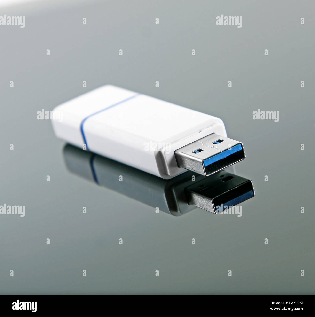 USB-Stick mit Reflexion auf glänzendem Hintergrund Stockfoto
