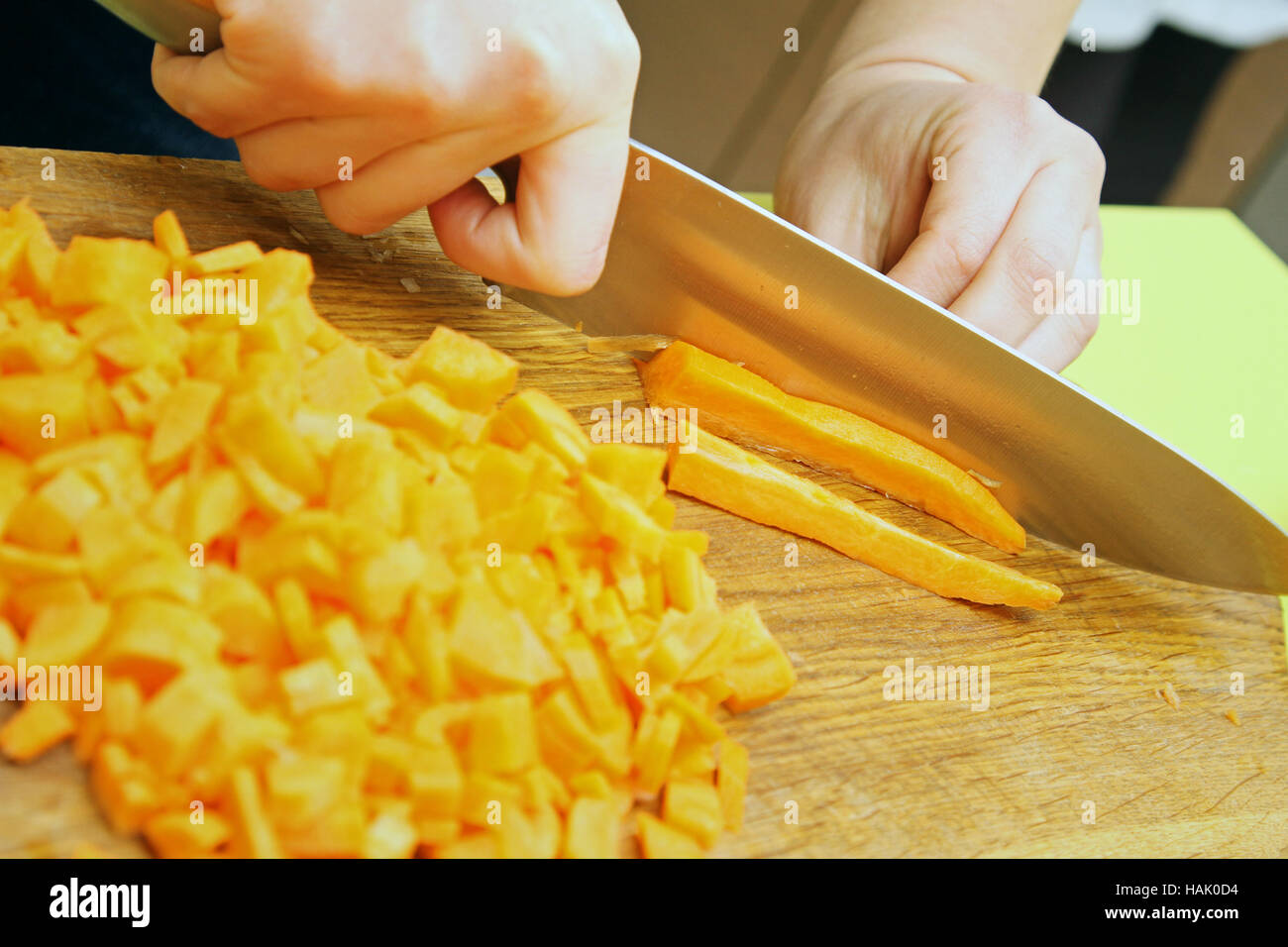 Frische, rohe Karotten schneiden auf dem Schneidebrett Stockfoto