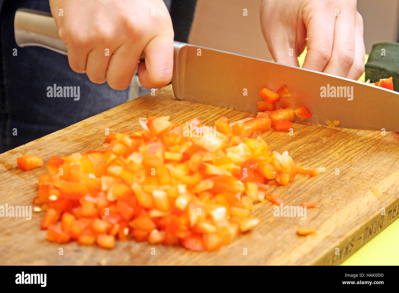 Frische, rohe Paprika schneiden auf dem Schneidebrett Stockfoto